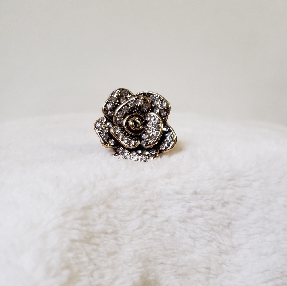 Huge flower with simulated diamonds ring, NWOT, fashion ring